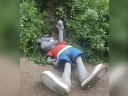 В Екатеринбурге с клумбы в Пионерском сбросили фигуру зайца из «Ну, погоди!»