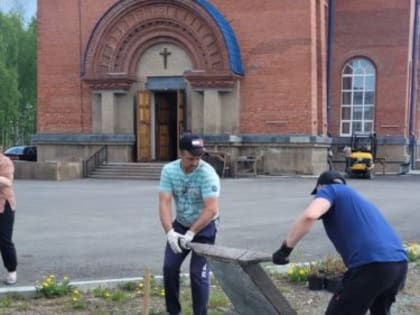 У храма высадили саженцы декоративных кустов