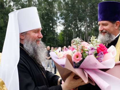 В канун праздника святых апостолов Петра и Павла митрополит Евгений совершил всенощное бдение в Петро-Павловском храме города Полевского