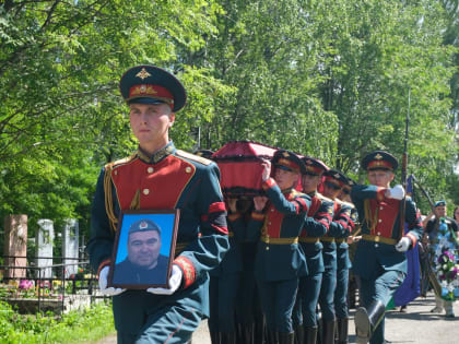 Сын, товарищ, брат. В Ревде простились с Александром Фирсовым, погибшим в «спецоперации»