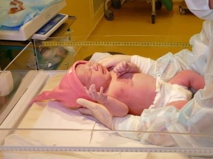 В новогоднюю ночь в роддомах Свердловской области появились на свет 17 уральцев