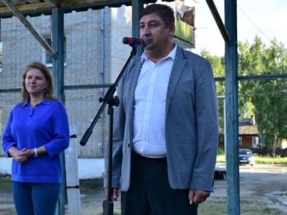 В преддверии месячника Дня пенсионера прошел концерт во дворе для жителей