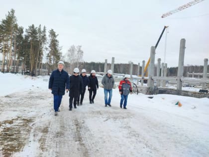 Алексей Свалов проверил ход строительства школы №24 в поселке Кедровое