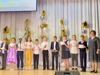 Единороссы Алапаевска помогли педагогам наградить лучших учащихся