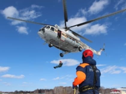 Свердловские спасатели тренируют навыки беспарашютного десантирования с вертолета