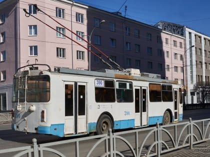 В Екатеринбурге оборудовали пешеходный переход у троллейбусного кольца на Крауля