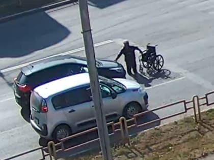 В Каменске-Уральском инвалид на коляске бросался под автомобили. ВИДЕО