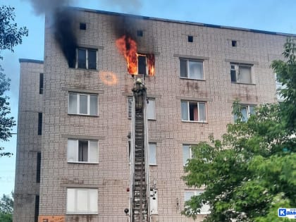 Едкий дым шел из двух окон. В Каменске-Уральском в горящей квартире погиб мужчина