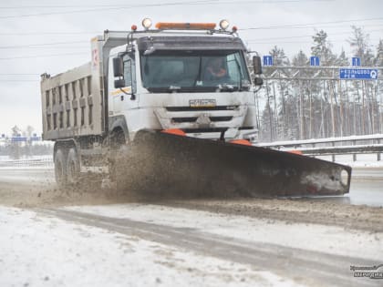 312 спецмашин ликвидируют последствия снегопада на свердловских трассах