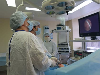 Детские хирурги впервые провели малотравматичную операцию для коррекции опасного порока развития у новорождённого уральца