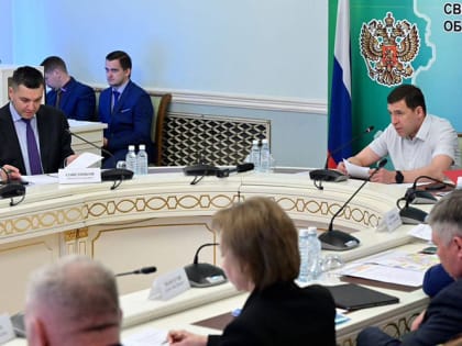 Евгений Куйвашев и руководитель Рослесхоза Иван Советников проводят совещание по оперативной лесопожарной обстановке