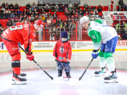 Хоккейный клуб «Автомобилист» и фонд «Дети России» собрали для пациентов онкоцентра 365 000 рублей