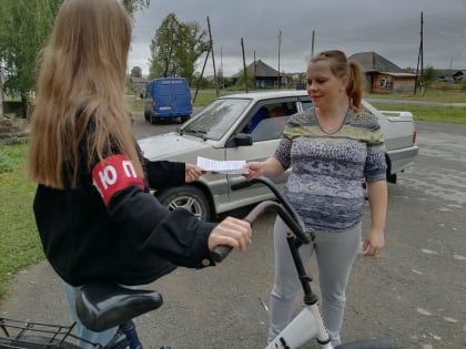 В ходе рейдов юные пожарные обучают население мерам пожарной безопасности