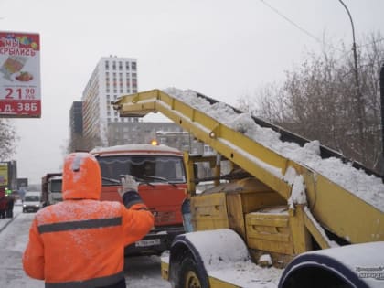 В Свердловской области на дорогах более 300 спецмашин ликвидируют последствия сильного снегопада