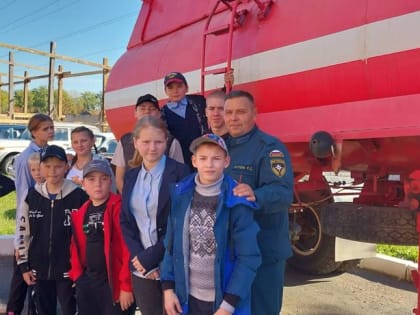 Нескончаемой чередой посещают депо Верхотурских пожарных школяры образовательных учреждений ГО Верхотурский.