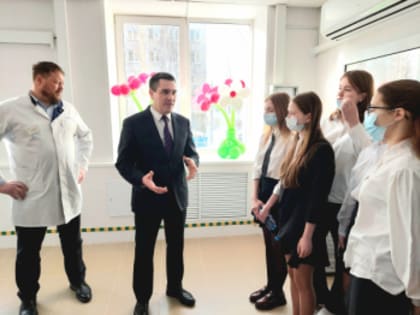 В Первоуральске Денис Демидов пообщался с будущими медиками и пригласил их работать в больницу