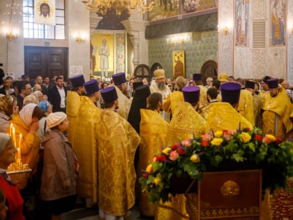 Митрополит Евгений совершил Божественную литургию в Собор Всех святых, в земле Русской просиявших