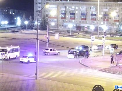 В центре Каменска-Уральского произошло сразу два ДТП. В одно из них попал автобус с пассажирами