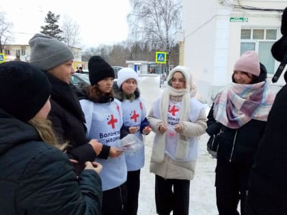 Предупрежден — значит вооружен. Волонтеры раздавали красные ленточки артемовцам