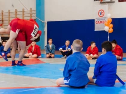 В Верхней Пышме титулованные спортсмены провели мастер-класс для юных самбистов