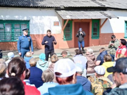 Евгений Куйвашев и Александр Куренков обсудили с жителями Таёжного восстановление посёлка
