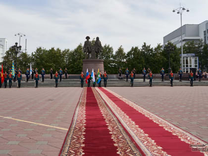 В Екатеринбурге возложили цветы к памятнику основателям города