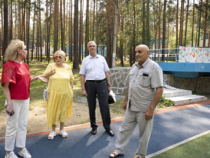 Новые спортивные объекты в лагере «Уральские самоцветы» проверили депутаты