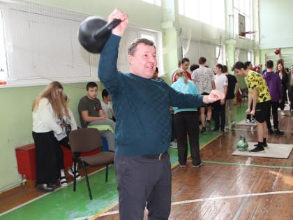 Сергей Мелехин помог учащимся лицея № 12 Верх-Исетского района города Екатеринбурга в организации спортивного мероприятия