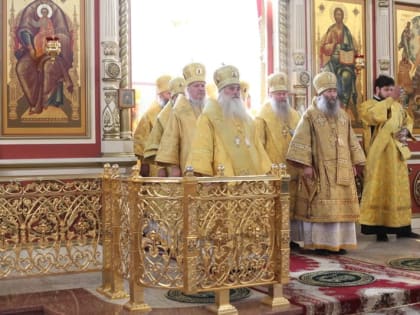 Епископ Феодосий и сонм архиереев совершили в Божественную Литургию в Спасо-Преображенском соборе г. Хабаровска