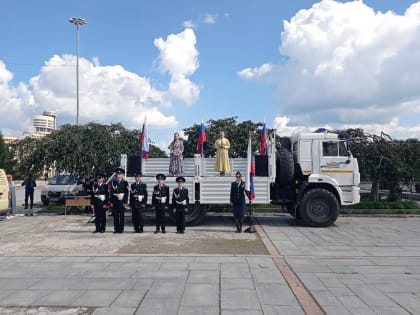 Уральцы провели митинг-шествие в поддержку добровольцев и сбора гуманитарной помощи