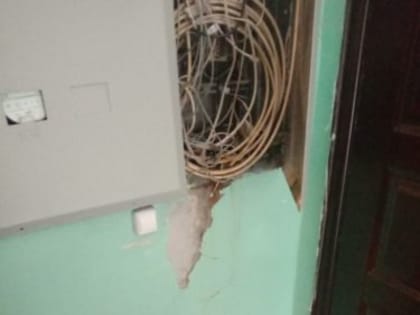 Жители дома в 8 микрорайоне жалуются на воду в электрощитке