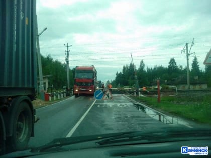 На железнодорожном переезде автодороги между Каменском-Уральским и Екатеринбургом сегодня будет действовать реверсивное движение