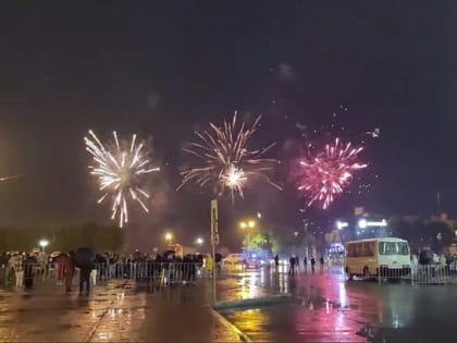 Дождь не помешал праздничному концерту в центре Каменска-Уральского — ФОТО 
