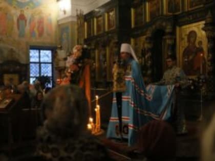 В праздник Казанской иконы Богородицы архиерейская Божественная литургия совершена в Свято-Троицком кафедральном соборе