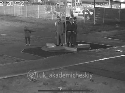 В Екатеринбурге подростки-вандалы украли оружие у скульптуры воина на аллее Победы