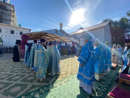 В день Толгской иконы Божией Матери митрополит Евгений принял участие в Божественной литургии в Свято-Введенском монастыре в Ярославле