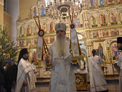 Православные встречают Рождество Христово. В храмах Каменска-Уральского богослужения начнутся в полночь. Верующих здесь ждут в масках