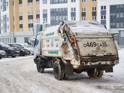 В Свердловской области коммунальщики из-за снега не могут вывезти мусор