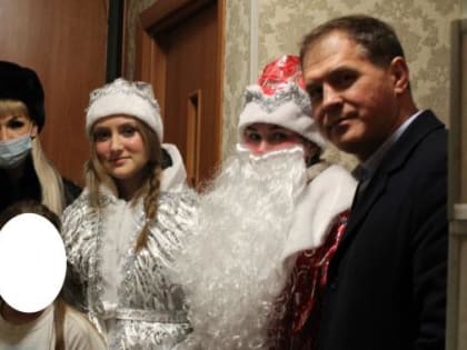 Полицейский Дед Мороз и Снегурочка поздравили юных верхнепышминцев с Новым годом