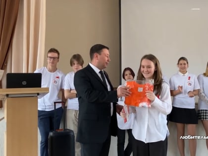 Будем здоровы. В школе № 10 Ревды прошла акция, посвященная борьбе с ВИЧ-инфекцией