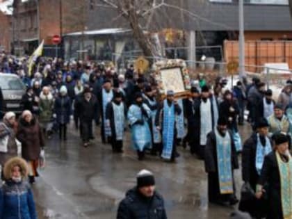 «Стать в эти дни святыми»: более 3 500 уральцев прошли крестным ходом по улицам Екатеринбурга в день Казанской иконы Богородицы