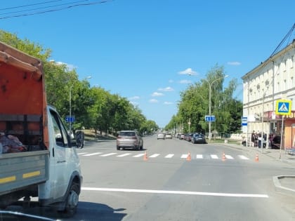 На дорогах Каменска-Уральского завершают наносить дорожную разметку