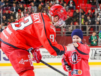 Свыше 360 тысяч рублей собрали ХК «Автомобилист» и фонд «Дети России» для пациентов детского онкоцентра Екатеринбурга