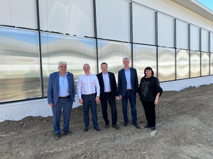 Депутаты комитета по аграрной политике и земельным отношениям посетили новую лабораторию для проведения анализа качества молока и кормов