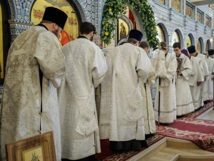 Митрополит Евгений и владыка Митрофан совершили Божественную литургию в Державном храме Царской обители