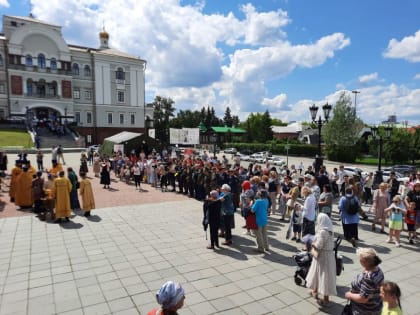 Уральцы провели митинг-шествие в поддержку добровольцев и сбора гуманитарной помощи