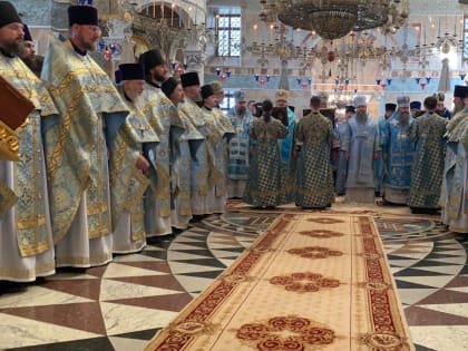 Архипастыри уральских митрополий совершили Божественную литургию в праздник Тихвинской иконы Божией Матери