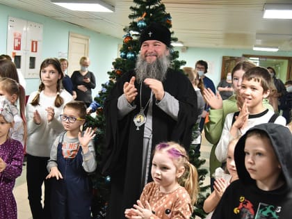 Дети врачей областного онкоцентра получили рождественские подарки из рук митрополита Евгения
