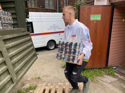 Молодогвардейцы Екатеринбурга помогли в погрузке гуманитарной помощи жителям Донбасса