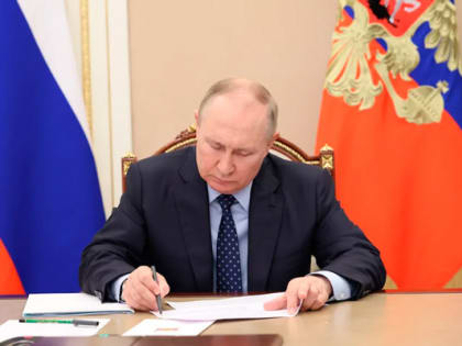Президент РФ Владимир Путин наградил 14 уральцев, среди которых начальник участка и электромеханик Каменск-Уральской дистанции сигнализации